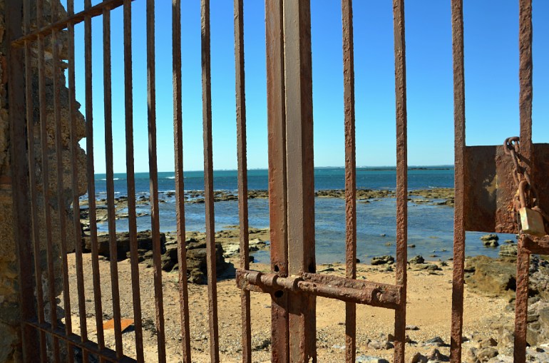 poniendo rejas  al mar