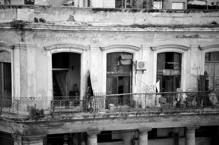 en ruinas zuri belzt